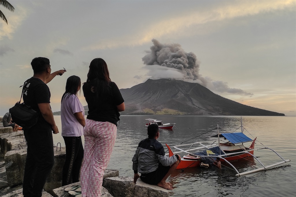 مردم فوران آتشفشان کوه روانگ را در جزیره تاگولندانگ در سیتارا، سولاوسی شمالی در 19 آوریل 2024 تماشا می کنند. (رونی آدولف بوول/ خبرگزاری فرانسه)