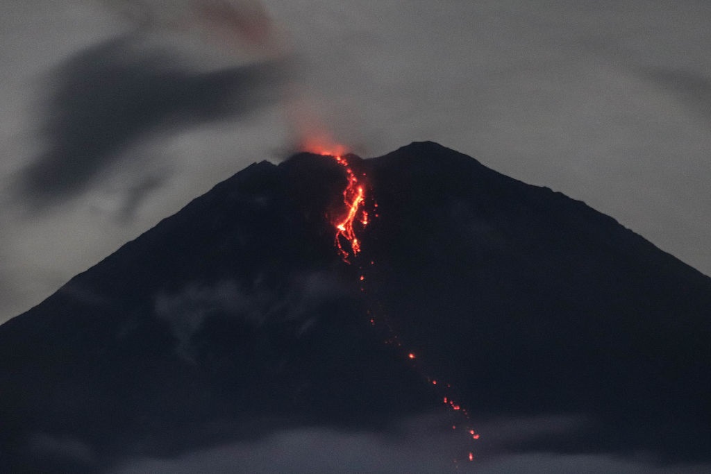 indonesia-volcano-erupts-again-hampering-rescue-operations-news24