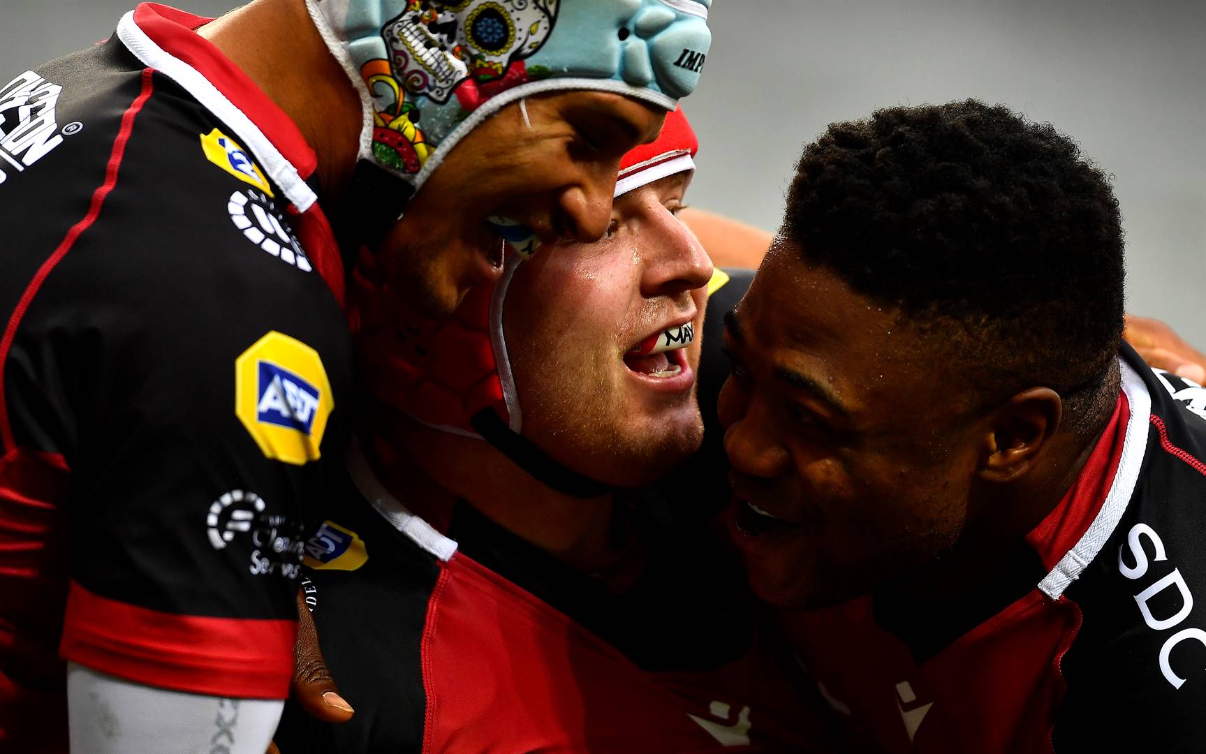 Francke Horn, agtsteman van die Leeus, word deur spanmaats gelukgewens ná ’n drie in Saterdag se Verenigde Rugbykampioenskap-wedstryd teen die Stormers in die Kaapstad-stadion. Foto: Gallo Images