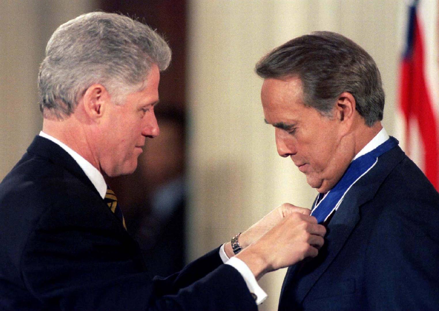 Pres. Bill Clinton het sen. Bob Dole in Januarie 1997 met die presidensiële medalje van vryheid vereer. Foto: Reuters 