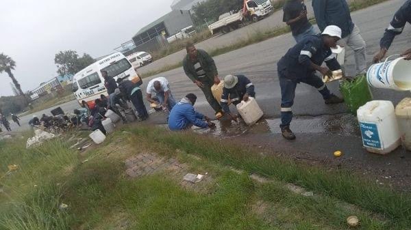 News24.com | Tanker overturns in Ekurhuleni two weeks after deadly explosion, people rush to siphon fuel