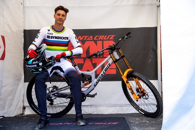  The World Champion. Who defies age. Greg Minnaar, with his new bike, in Lourdes. (Photo: Sven Martin) 