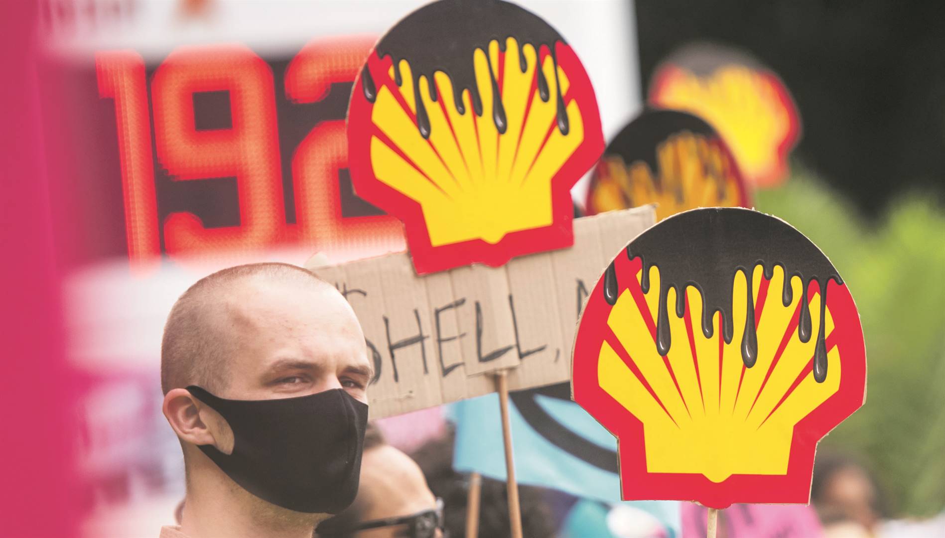 ’n Man neem deel aan ’n betoging by ’n Shell-vulstasie in Newlands, Kaapstad. Foto: Gallo Images