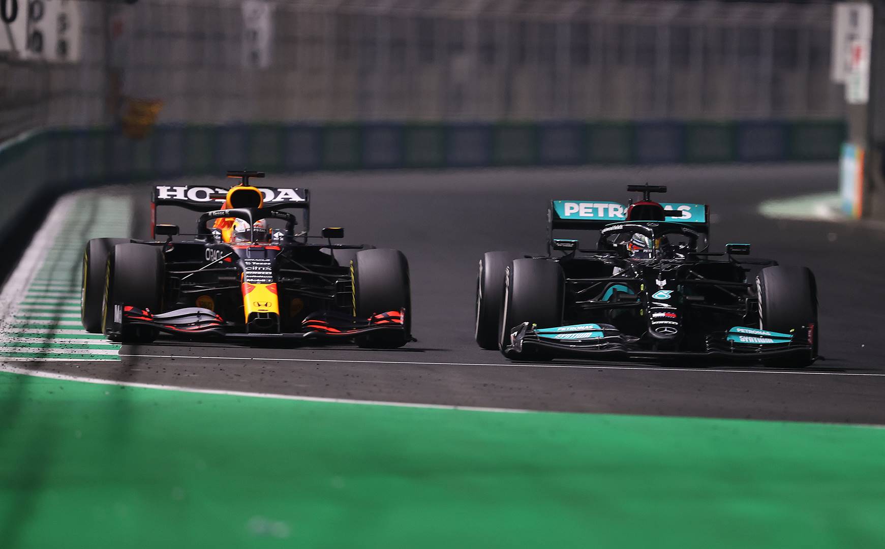 Kop aan kop! Max Verstappen (links) en Lewis Hamilton tydens die Saoedi-Arabiese Grand Prix.  Foto: Getty Images