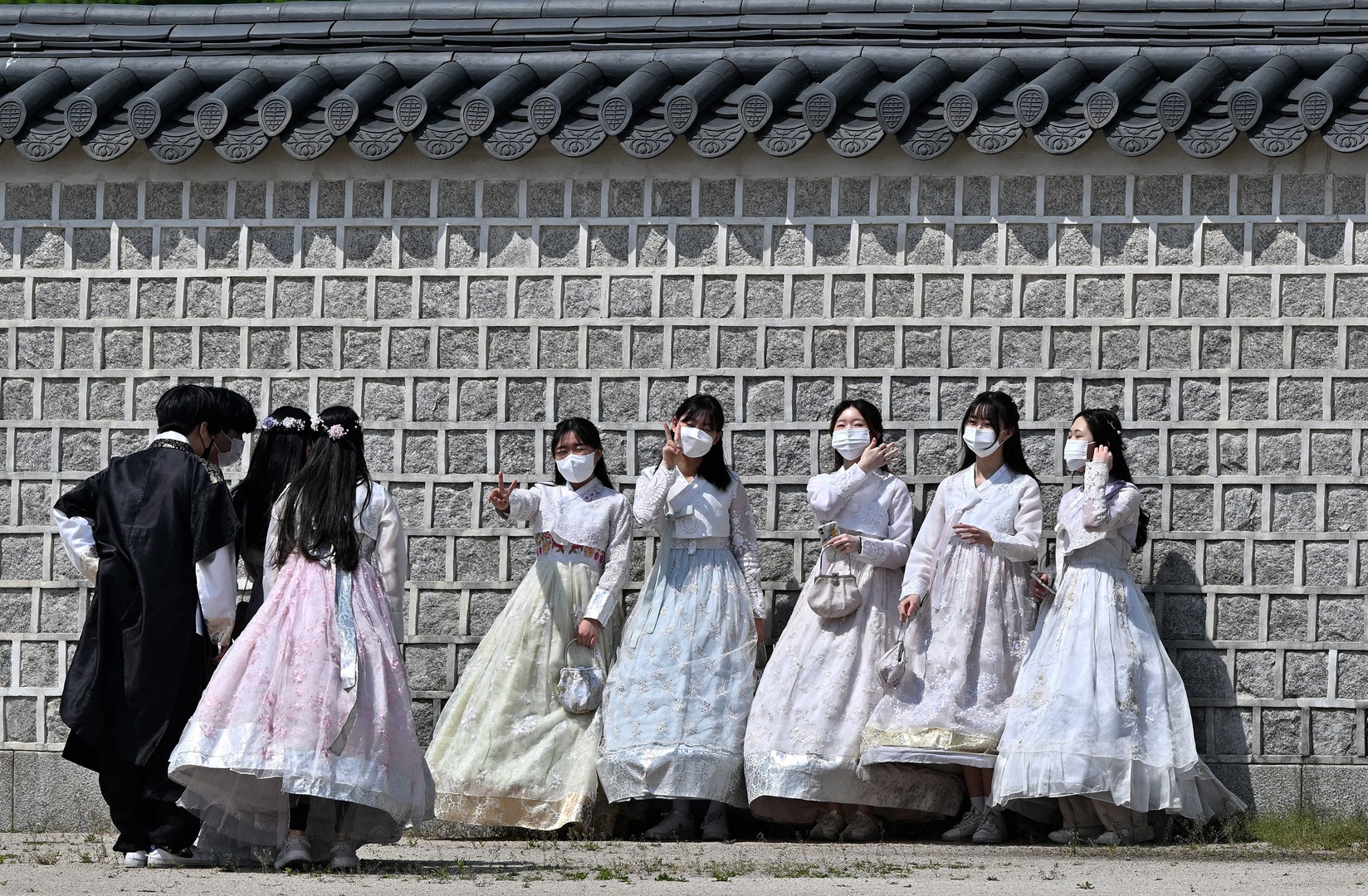 Birçok Güney Koreli, onları zorunlu kılan yasa kaldırıldıktan sonra bile hala maskelerini takıyor.