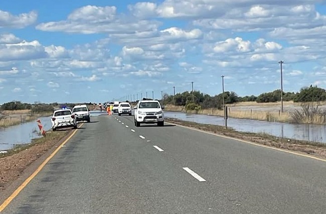 Die besige R31 tussen Daniëlskuil en Koopmansfontein het weens mildelike reën oorspoel, waarna slaggate vererger en die rybaan vernou het. Foto: Verskaf