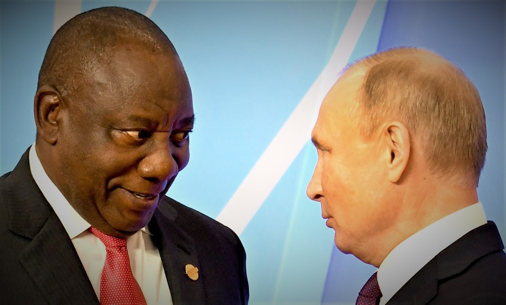 President Cyril Ramaphosa is welcomed by President Vladimir Putin of Russia at the official dinner in honour of Heads of State and Government attending the Russia-Africa Summit in Sochi. (GCIS)


