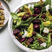 RECIPE | Green salad with beetroot and pistachio praline