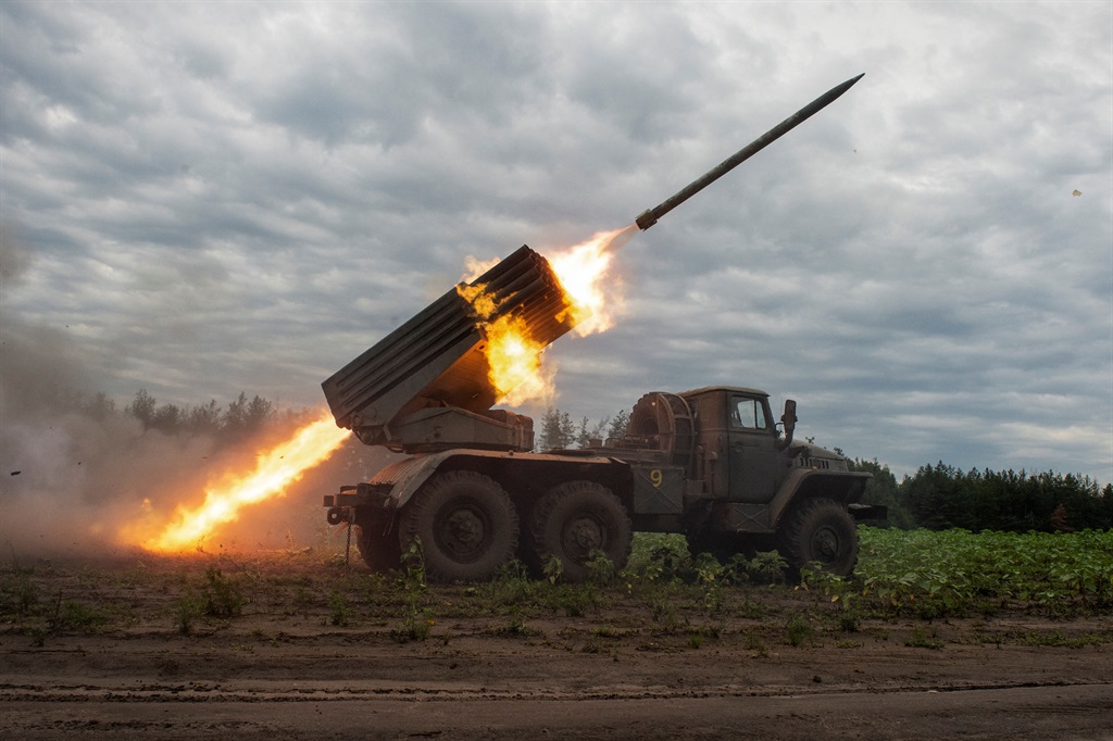 Oekraïense weermaglede vuur 'n BM21 Grad veelvoudige vuurpyllanseerstelsel af op die frontlinie in die Charkif-gebied. Foto: Reuters