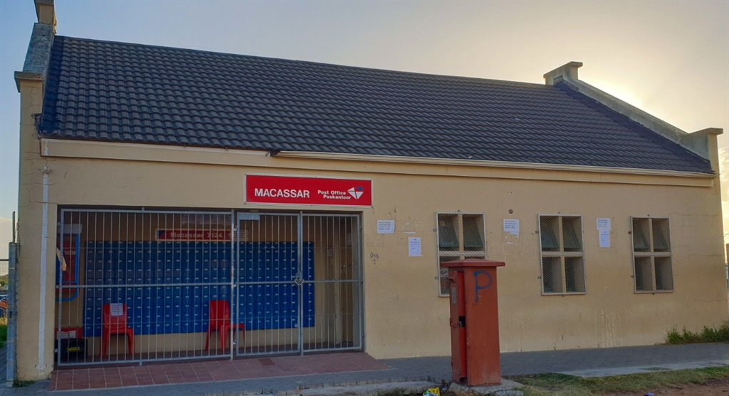 Two cops are among nine people arrested for allegedly robbing a post office, across the road from a police station in Macassar.