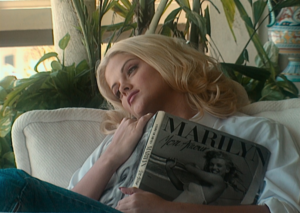 Anna Nicole Smith reading a book about Marilyn Mon