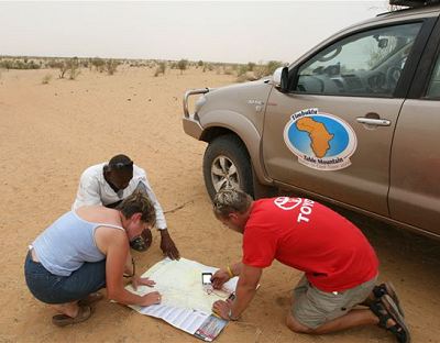 Where to now? - members of the Timbuktu-Table Mountain Expedition in the Sahara.

