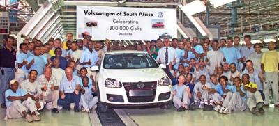 Workers and management celebrate the milestone along the Golf 5 production line.
