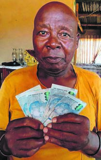Richard Lekhuleni said he went to an ATM to withdraw R500 of his grant money, and the notes turned out to be fake. Photo by                Raymond Morare