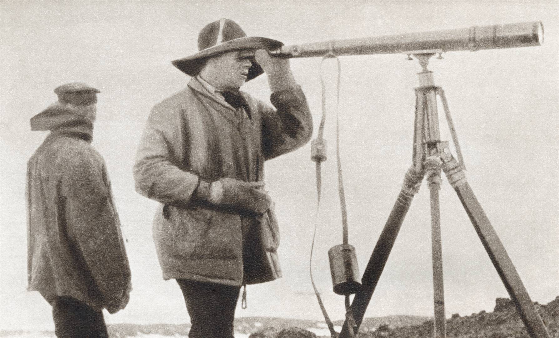 Robert Falcon Scott kyk deur ’n teleskoop tydens die gedoemde Terra Nova-ekspedisie na die Suidpool in 1912.  Foto: Universal Images Group via Getty