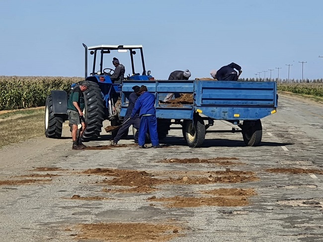 Boere en plaaswerkers het vroeër die jaar slaggate op die R505 herstel. Foto: Verskag deur Vrystaat Landbou