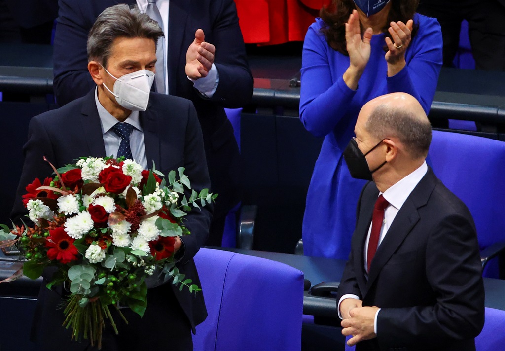 Die nuutverkose Duitse bondskanselier, Olaf Scholz, ontvang Woensdag ’n ruiker in die laerhuis van die parlement.   Foto: Fabrizio Bensch/Reuters