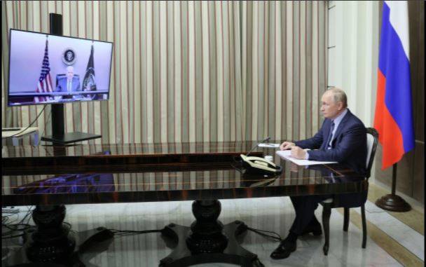 Pres. Wladimir Poetin van Rusland praat per video-oproep met pres. Joe Biden van Amerika oor die situasie op die Oekraïnse grens. Foto: Sputnik/Mikhail Metzel/Pool via Reuters