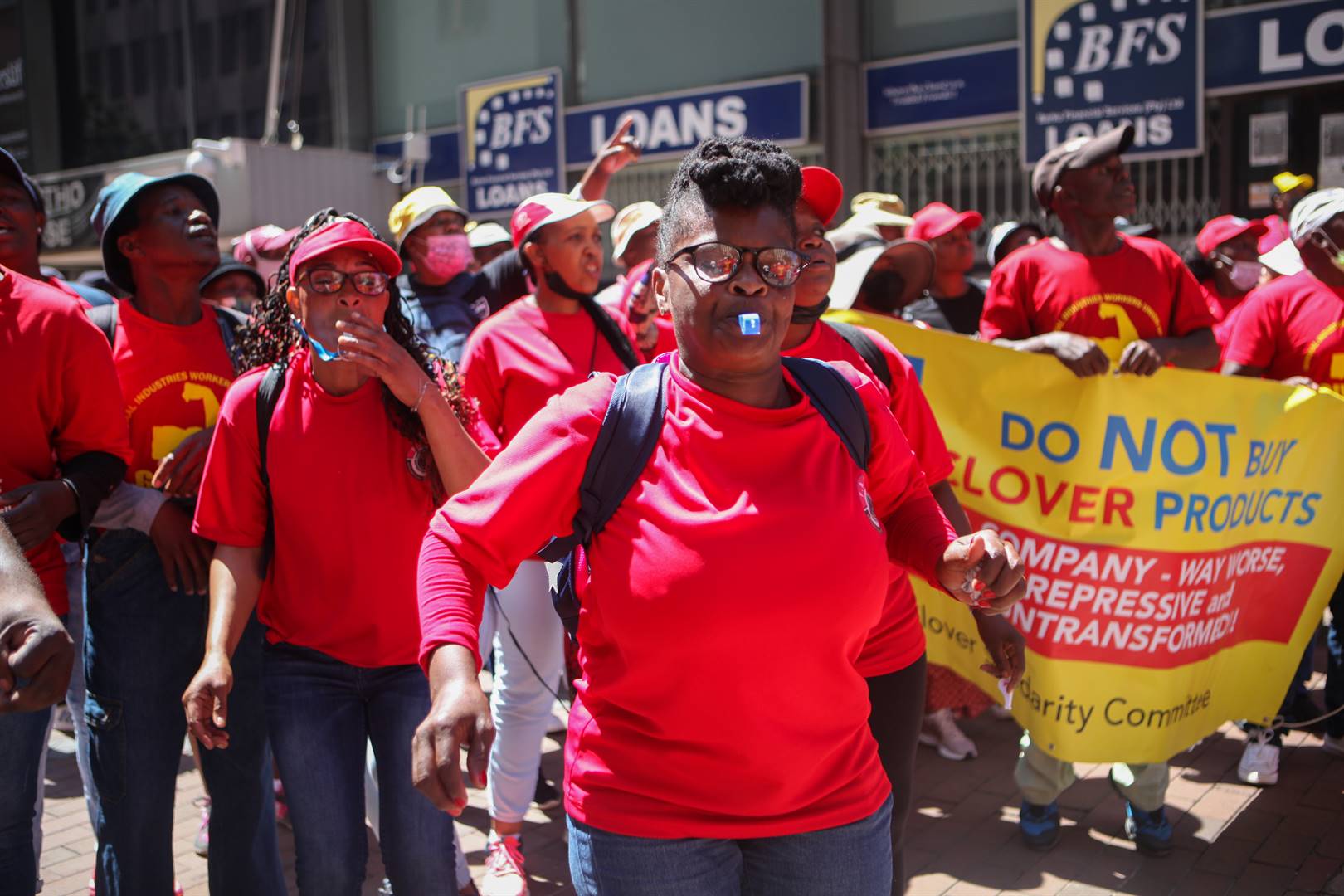 Vakbondlede betoog Maandag in Johannesburg buite die Kommissie vir Versoening, Bemiddeling en Arbitrasie se kantore.  Foto: Gallo Images
