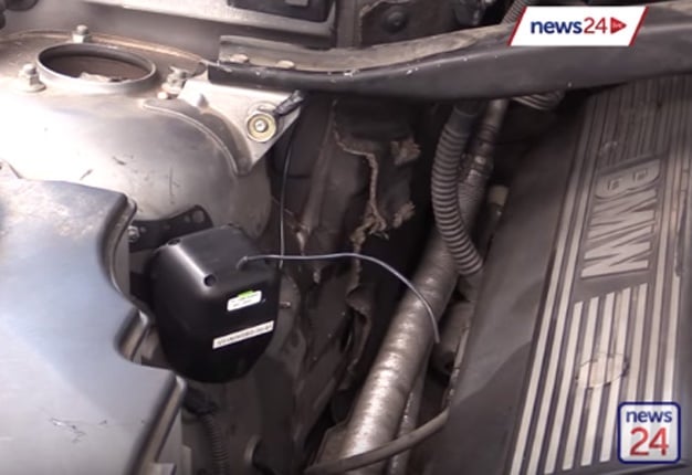 <B>DON'T BE A VICTIM:</B> Vehicle specialist Moinuddin Gaibe explains how car-jamming works in South Africa. <i>Image: YouTube</i>