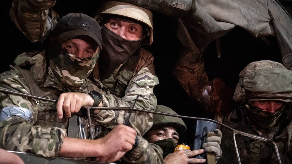 Miembros del grupo Wagner miran desde un vehículo militar en Rostov-on-Don. 