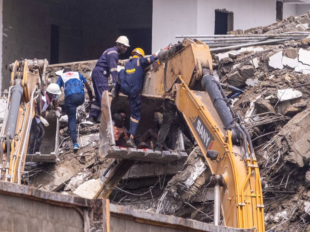 ‘Kami telah bekerja sejak tadi malam,’ kata pejabat Nigeria ketika 8 orang tewas ditemukan di gedung yang runtuh