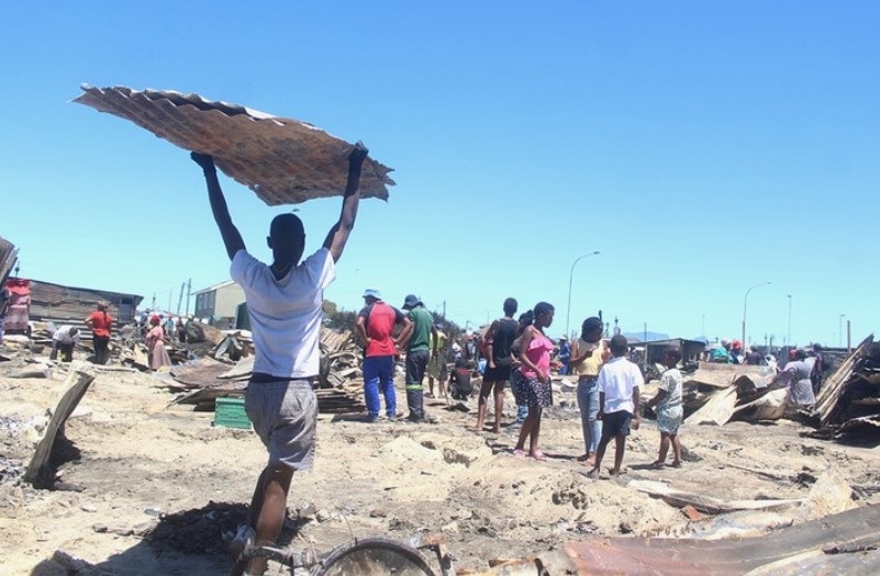 News24.com | 'My kids have no school uniforms, stationery': 192 people lose homes, belongings in Khayelitsha blaze
