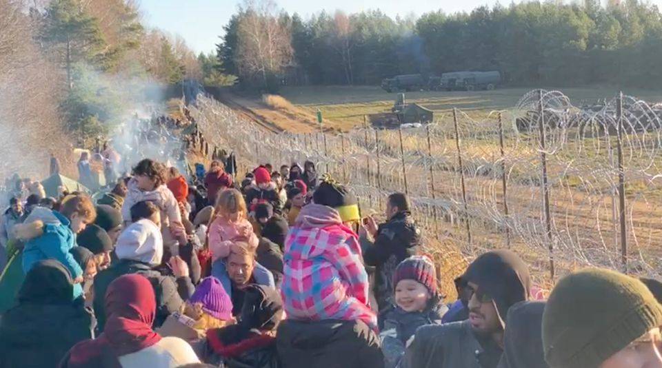 Migrante drom saam by lemmetjiesdraad op die grens tussen Pole en Belarus in die omgewing van die Belarussiese stad Grodno in dié skermgreep van ’n video op sosiale media wat Dinsdag deur Reuters bekom is.  Foto: Reuters