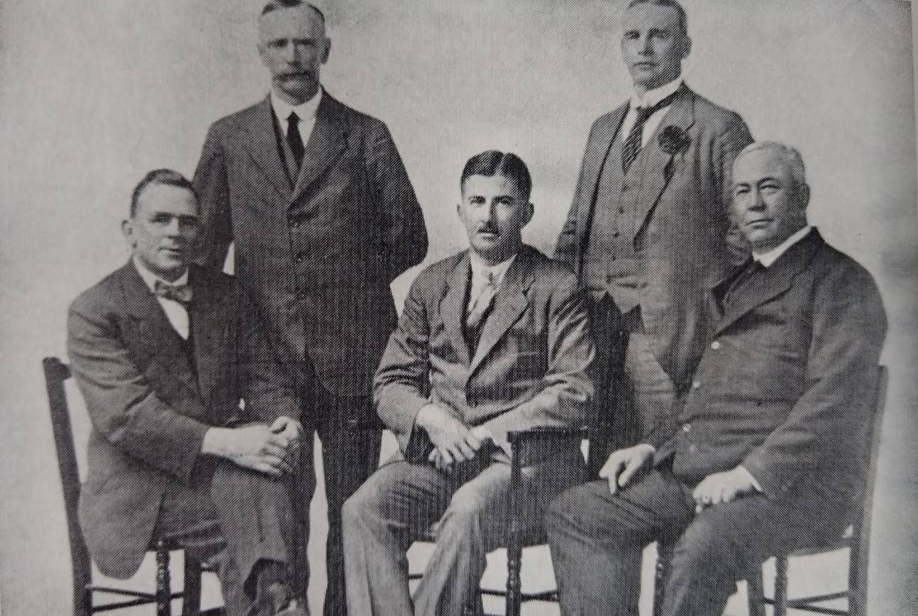 Bill Schreiner (middel) saam met die manne wat hom in 1921 die Springbokspan help kies het. Van links is F.J. Dobbin, A.F. Markötter, Schreiner, S.A. Townsend en L. Devenish.  Foto: Giants of South African Rugby
