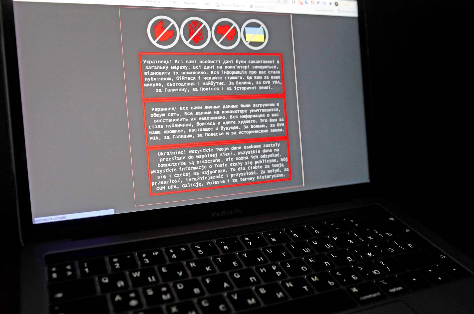 A laptop screen displays a warning message in Ukrainian, Russian and Polish which appeared on the official website of the Ukrainian foreign ministry after a massive cyberattack. Photo: Reuters 