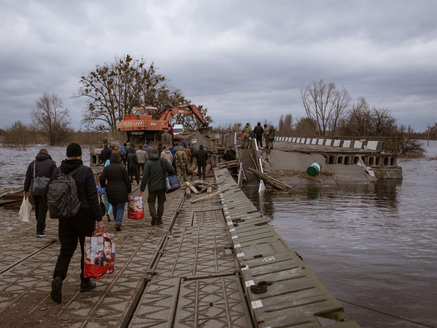 Ukraina tidak menyesal setelah membanjiri desa mereka untuk menghentikan tank Rusia mencapai Kyiv