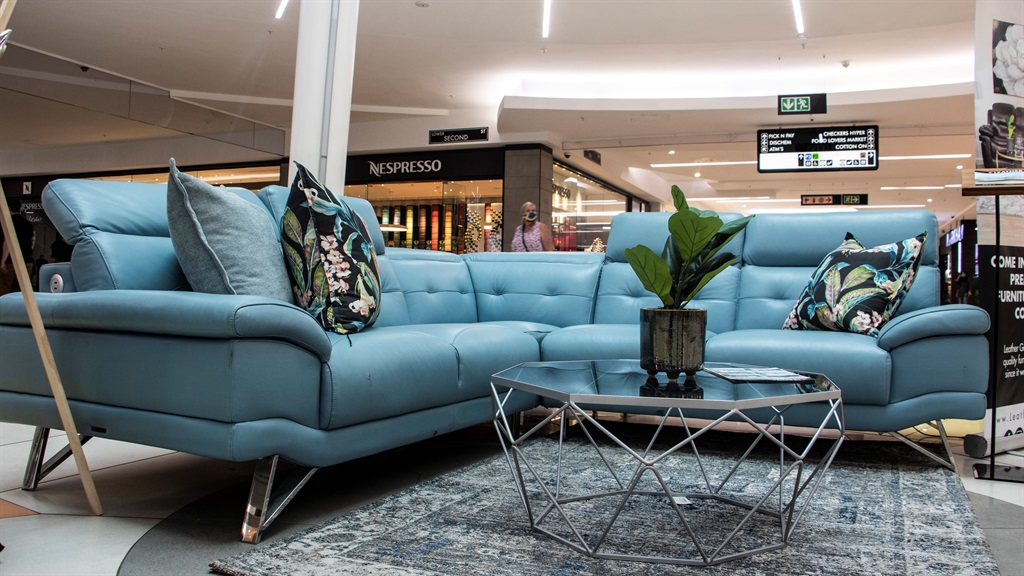 LIHAT |  ‘Jual kepada kami dengan setengah harga’ – sofa biru jarahan SA yang terkenal dalam tur di Gauteng