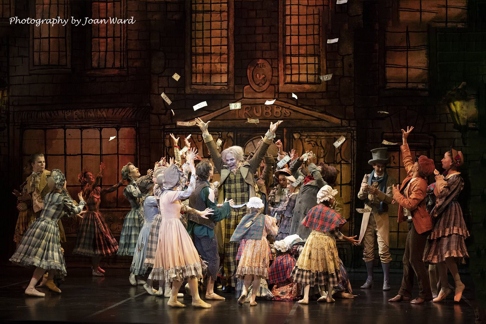 ’n Toneel uit die gewilde ballet ‘A Christmas Carol – The Story of Scrooge’.  Foto: Joan Ward