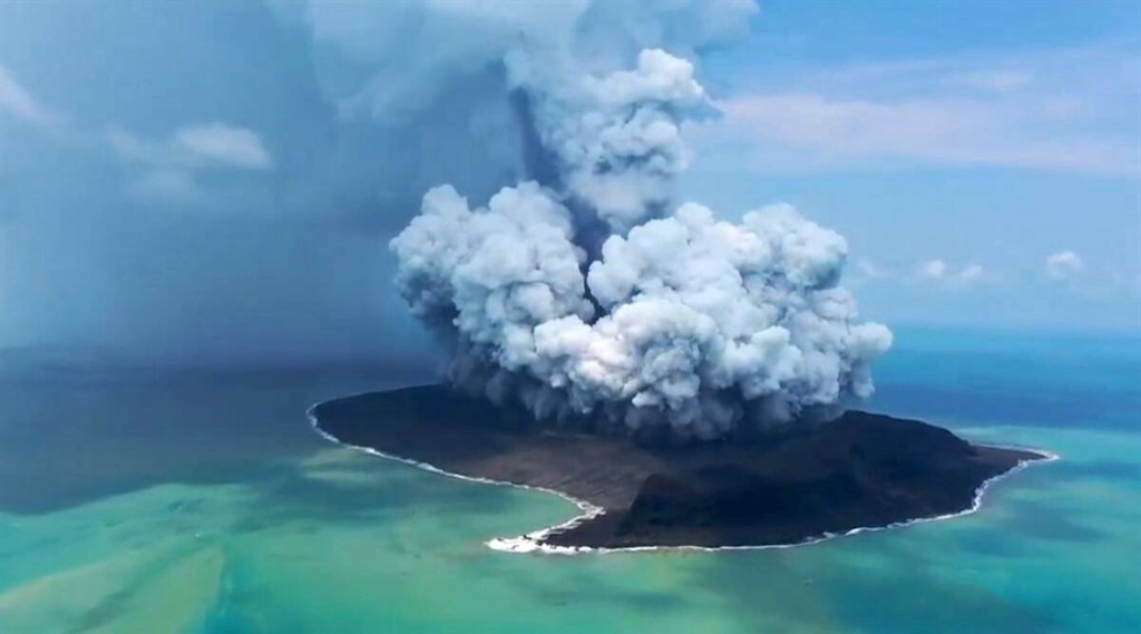 Die Hunga Tonga-Hunga Ha’apai-vulkaan, wat in die see geleë is, het Saterdag omstreeks 17:30 (plaaslike tyd) sowat 30 km suidoos van Tonga se Fonuafo’ou-eiland uitgebars.