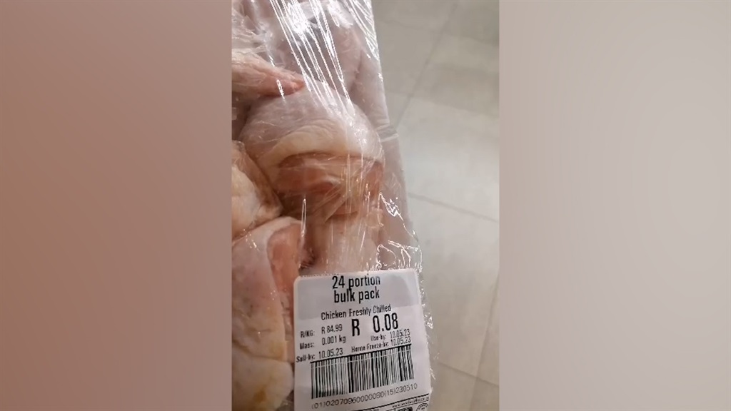 PERHATIKAN |  Pukulan keok: Pria Cape Town mencetak ayam Woolworths gratis setelah kesalahan harga R0,08
