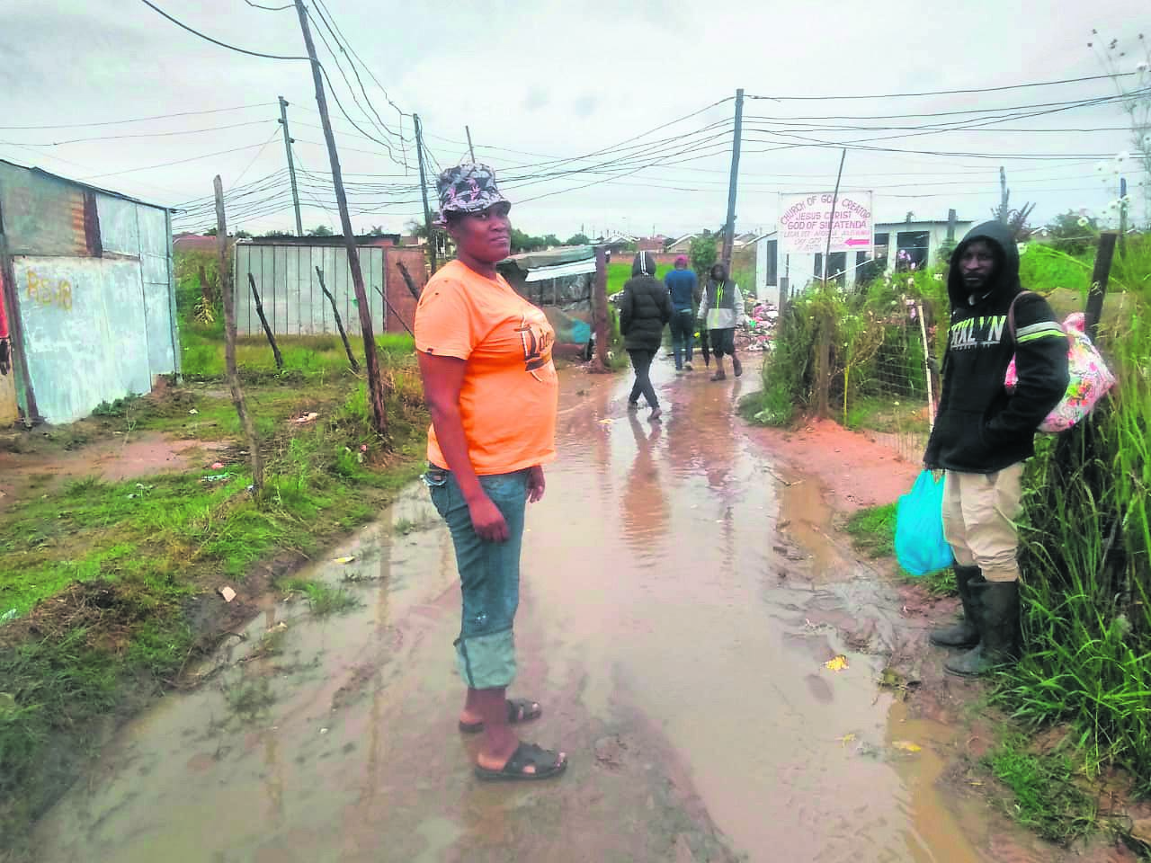 The residents of Riverside squatter camp are pleading with the municipality to build them a bridge and tar their roads.     ­                          Photo by Aaron Dube