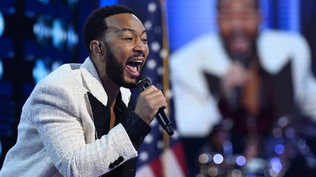 El cantante y compositor estadounidense John Legend actúa en el escenario. 