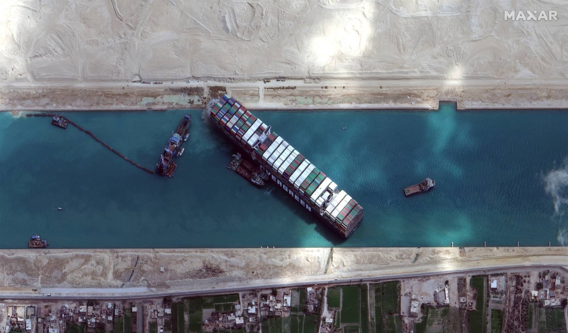 Die ‘Ever Given’ het in ’n deel van die Suez-kanaal vasgesit wat maar net 200 m wyd is terwyl die skip 400 m lank is.  Foto: Reuters