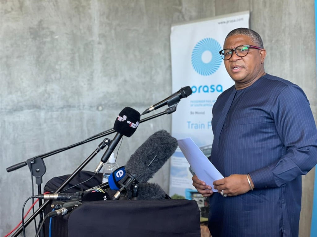 Transport Minister Fikile Mbalula conducted an oversight visit of the Cape Town Northern Line and the Western Cape Rail Management and Traffic Control Centre in Bellville on Monday morning.