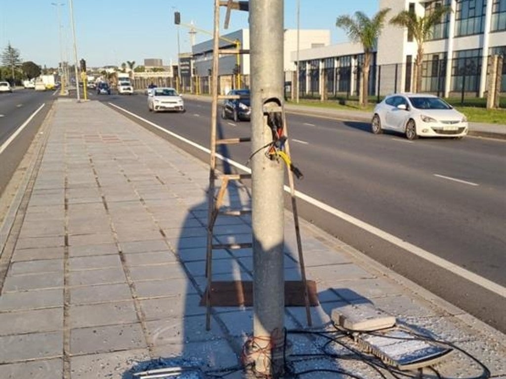 A streetlight where suspected cable thieves were electrocuted at Settlers Way road in East London. (Supplied/Buffalo City Metro)