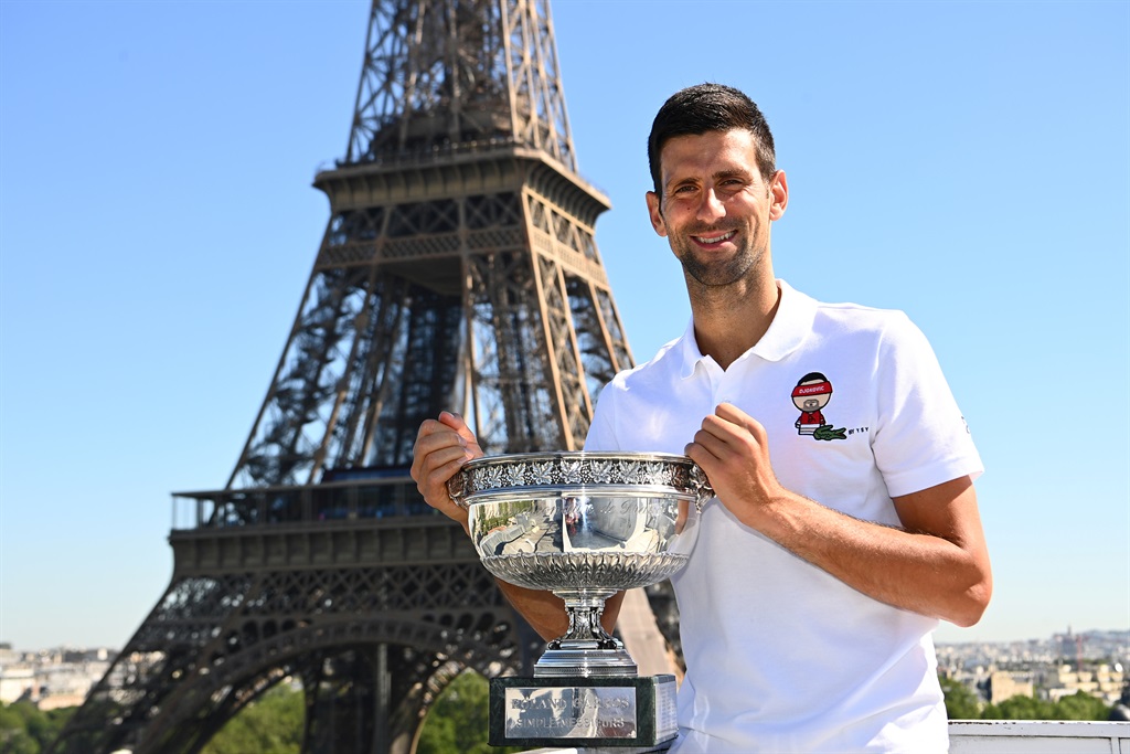 Novak Djokovic by die Eiffeltoring in Parys in Frankryk op 14 Junie 2021 nadat hy die Fraanse Ope gewen het. Foto: Christophe Archambault/Pool via REUTERS