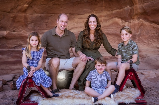 The picture of Prince William and Kate with their kids, Charlotte, Louis and George, that graces the family's official Christmas card. (PHOTO: Kensington Palace / Beem/ magazinefeatures.co.za)  
