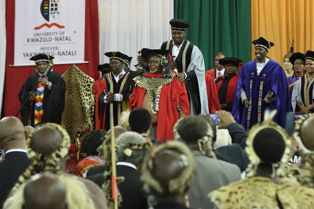 Prince Zeblon Zulu getting his honorary doctoral degree at UKZN from Dr Qiniso Mlita, the president of the UKZN convocation during the graduation next to king Misuzulu.