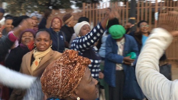 Frustrated Mamelodi commuters. (Photo by News24 correspondent)<br />
