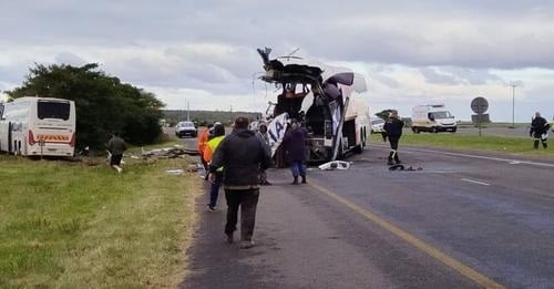 News24.com | Six people dead, 32 injured in horror bus crash between Mossel Bay, Voorbaai