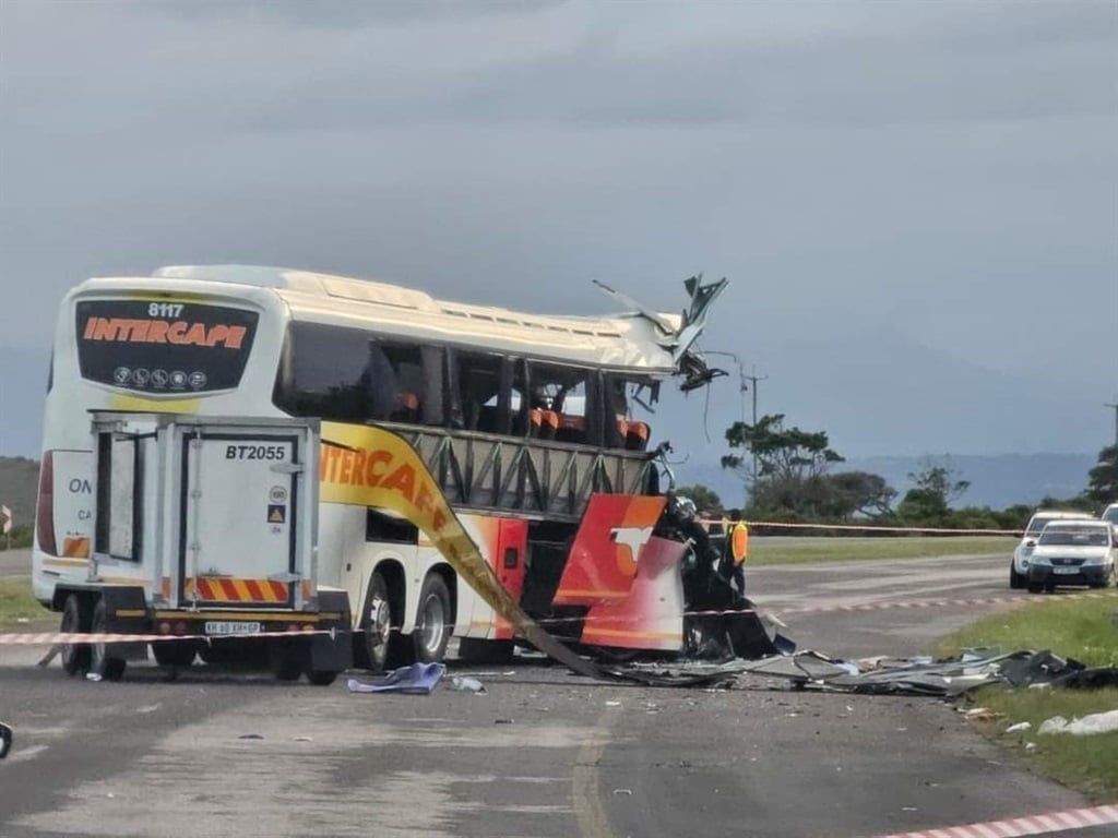 Six people were killed in a bus crash between Mossel Bay and Voorbaai.