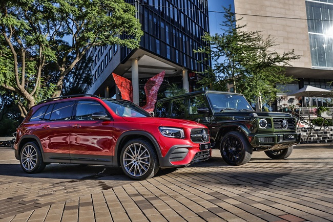 Mercedes-Benz GLB with G-Class in the city