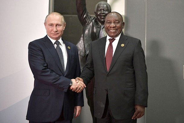 Russian president Vladimir Putin shakes hands with South African president Cyril Ramaphosa. 