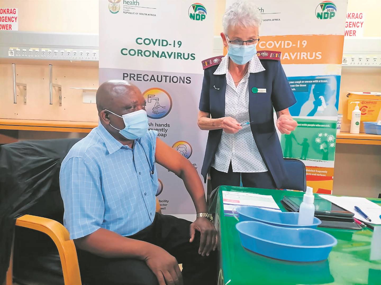 Health Minister Dr Joe Phaahla receiving his Covid-19 J&J booster shot from nurse Mieke Opperman at Zuid Afrikaans Hospital in Tshwane on Tuesday. Photo by Kgomotso Medupe