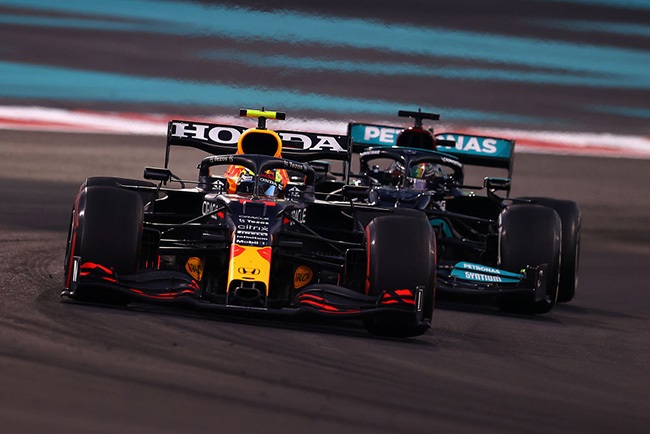  Sergio Perez of Mexico driving the (11) Red Bull Racing RB16B Honda leads Lewis Hamilton of Great Britain driving the (44) Mercedes AMG Petronas F1 Team Mercedes W12 during the F1 Grand Prix of Abu Dhabi at Yas Marina Circuit on December 12, 2021 in Abu Dhabi, United Arab Emirates. 